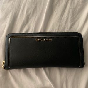Practically new MICHAEL KHORS wallet.